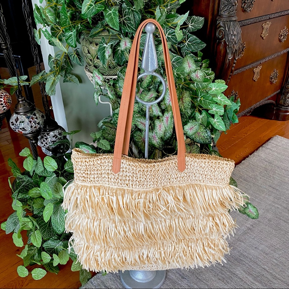 UNIVERSAL THREADS • Straw Tote - Picture 2 of 15